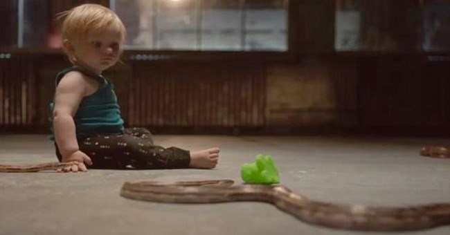 Em bé một mình chơi đùa với rắn và lời giải khoa học đằng sau đó