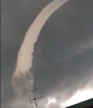 Mây hình ống trên bầu trời Nhật Bản.