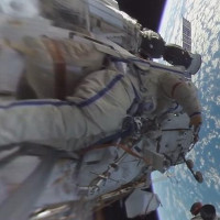 Choáng ngợp với video 360 độ quay cảnh đi bộ ngoài không gian