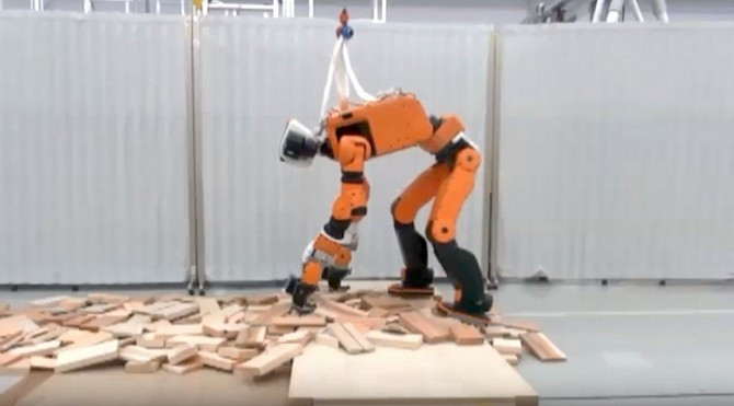 Honda phát triển robot cứu hộ có thể leo thang như người