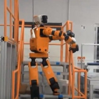 Honda phát triển robot cứu hộ có thể leo thang như người
