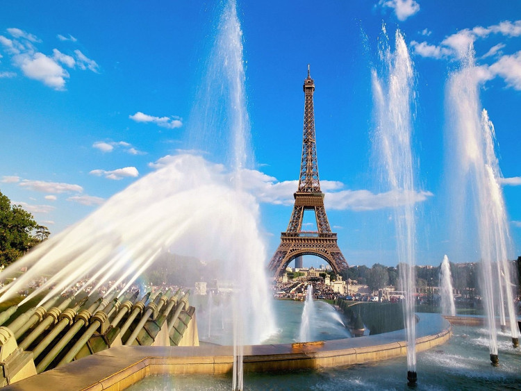 Tháp Eiffel vẫn giữ nguyên các thang máy của thời kỳ 1889.