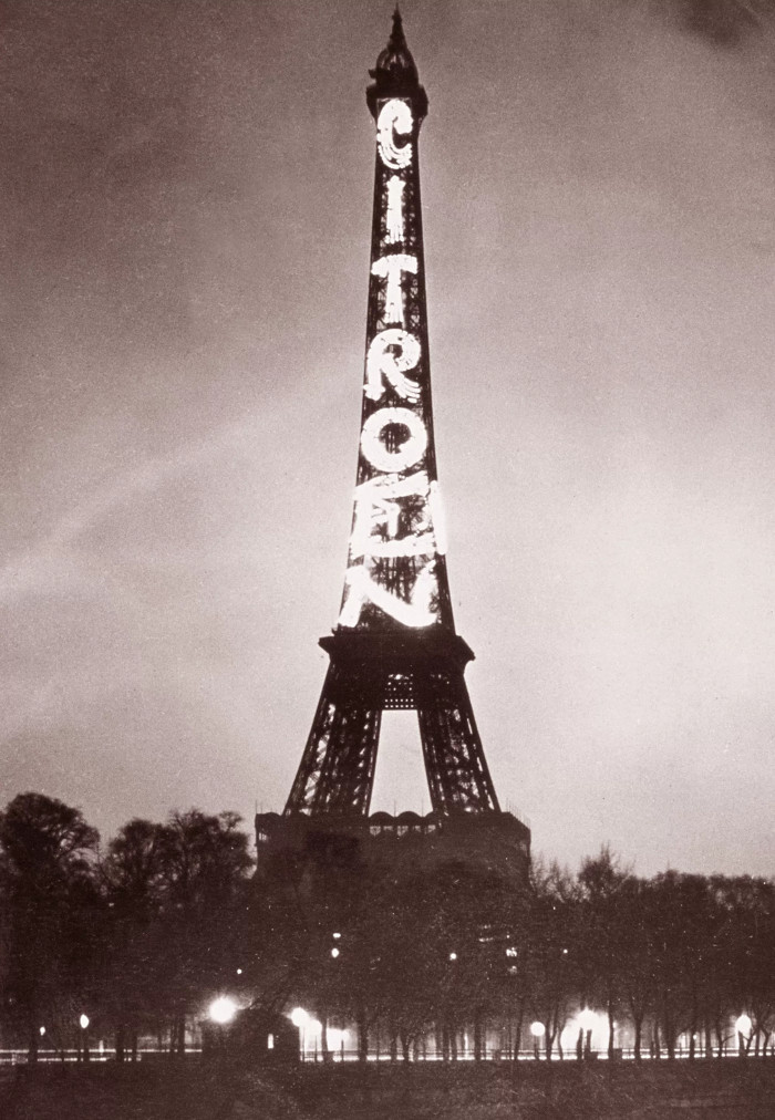 Cuối những năm 1920 và đầu những năm 1930, tháp Eiffel trở thành biển quảng cáo 