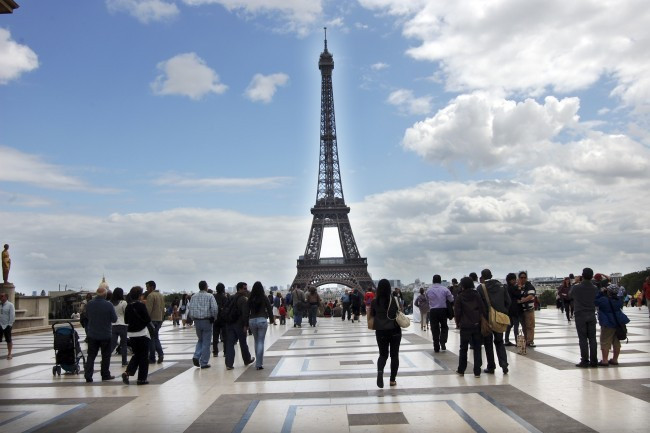  Tháp Eiffel thu hút khoảng 7 triệu lượt khách du lịch mỗi năm 