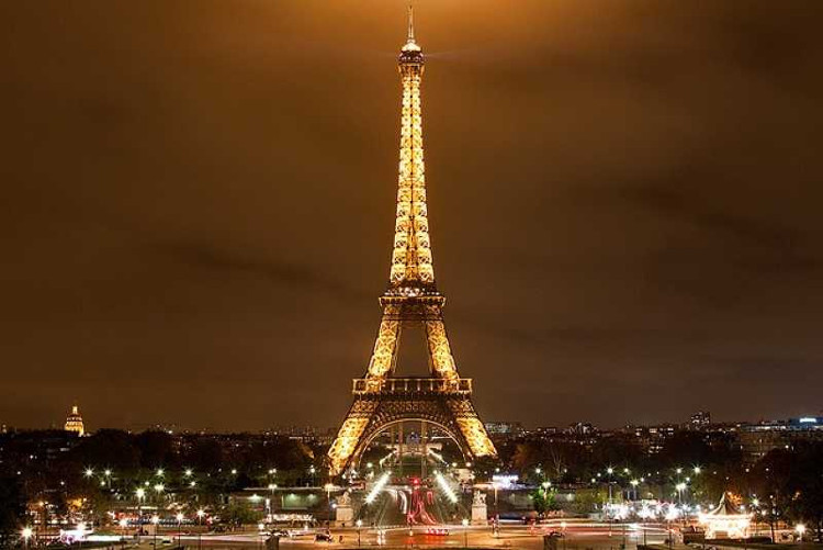 Quá trình xây dựng tháp Eiffel diễn ra trong hai năm, hai tháng và 5 ngày. 