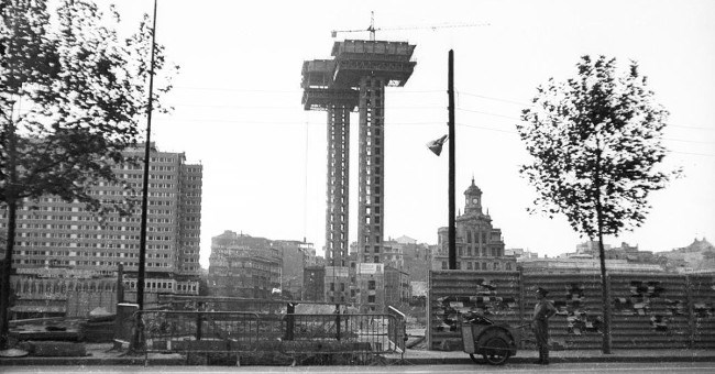 Kỳ lạ tòa nhà được xây ngược từ trên xuống dưới tại Tây Ban Nha