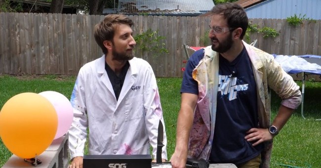 Video quay chậm cảnh viên đạn bị "xẻ đôi" khi lao vào lưỡi dao