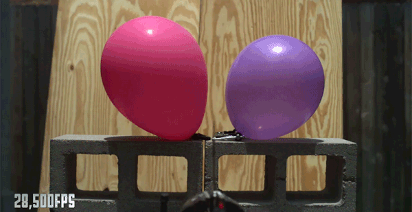 Phía trước là một con dao sắc nhọn, phía sau là hai quả bóng bay.