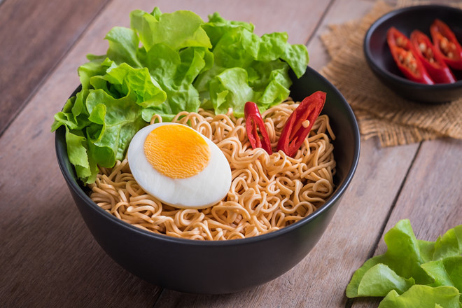 Vì sao mì ăn liền có màu vàng sậm?