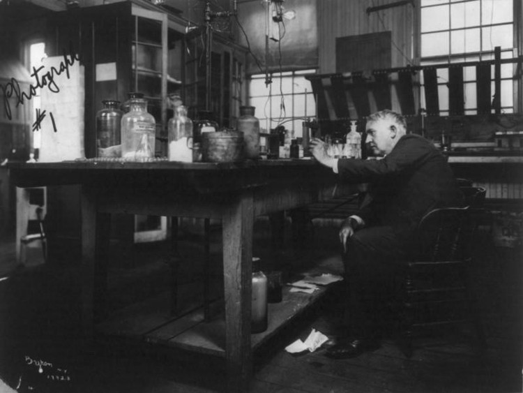 Phát minh điện thoại trò chuyện với hồn ma của Thomas Edison