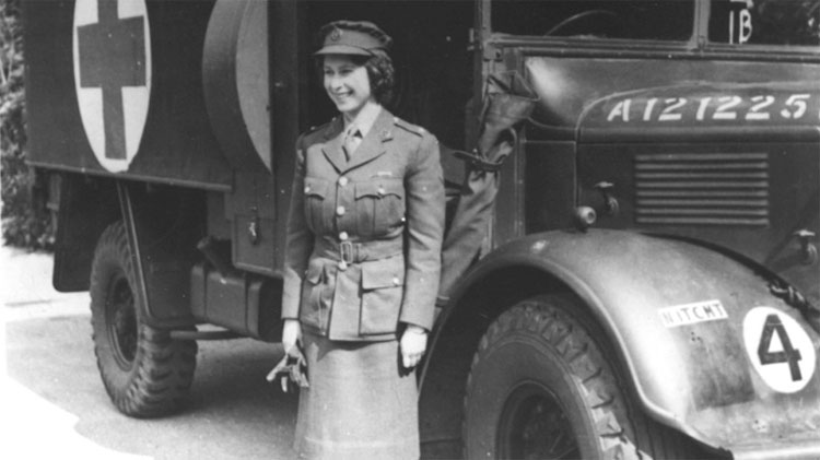 Nữ hoàng từng lái xe cứu thương trong Thế chiến II.