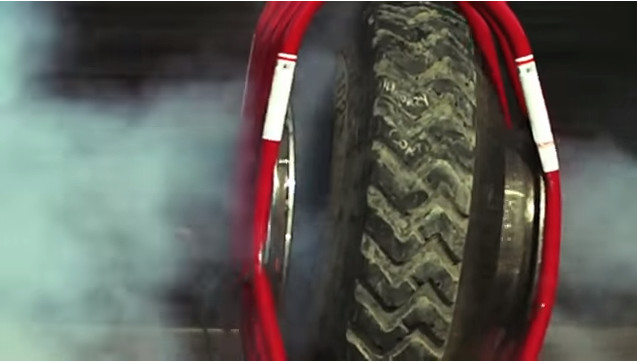 Nếu đập vào người, sức tàn phá khi lốp ô tô nổ sẽ rất nguy hiểm.