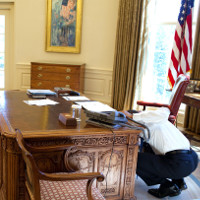 Bí ẩn nút đỏ trên bàn làm việc của Tổng thống Mỹ