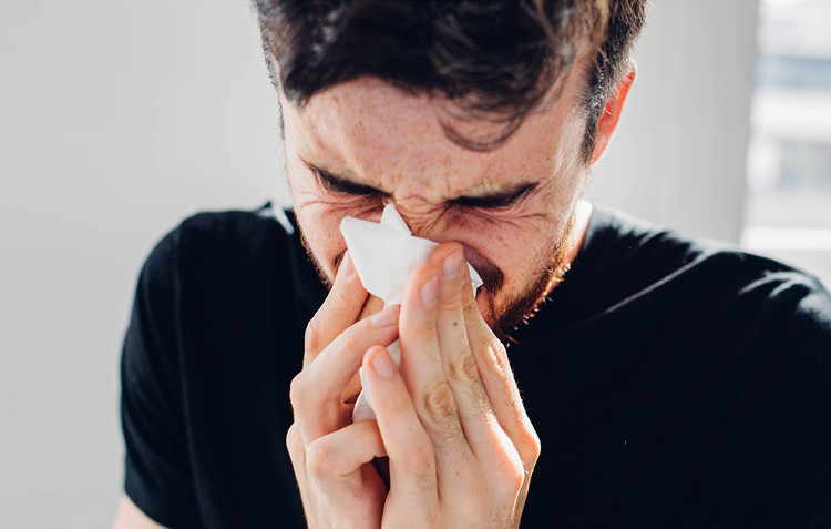 Điều gì xảy ra khi con người nhịn hắt hơi?