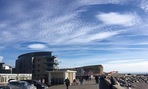 Hai lỗ mây lớn trên bầu trời ở hạt Dorset, Anh