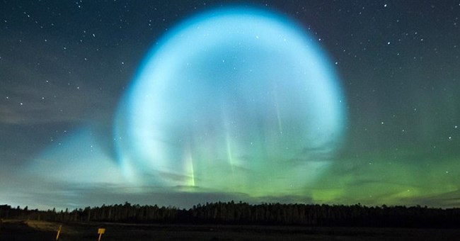 Quả cầu ánh sáng bao trùm bầu trời như tận thế ở Siberia