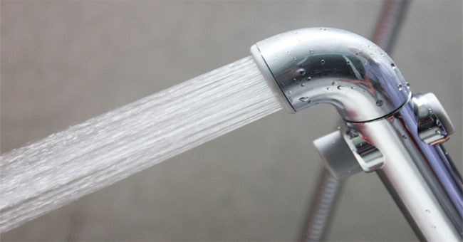 Nên chùi hay rửa sau khi "đi cầu"?