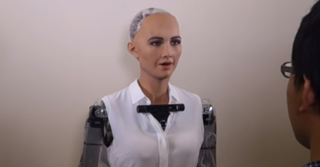 Robot Sophia tự tin chơi oẳn tù tì, đe dọa nhân loại trên sóng truyền hình