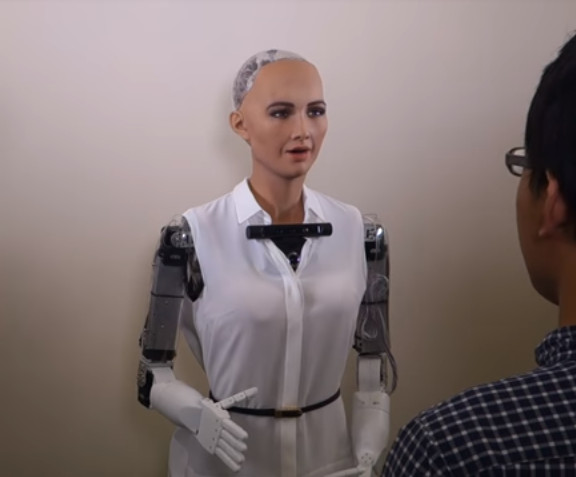 Robot Sophia tự tin chơi oẳn tù tì, đe dọa nhân loại trên sóng truyền hình