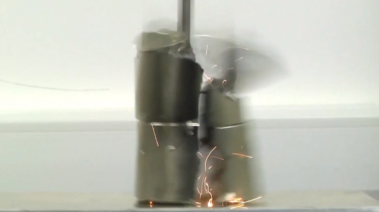 2 siêu nam châm hút nhau và va chạm với tốc độ 320km/h, khiến chúng vỡ thành nhiều mảnh nhỏ.