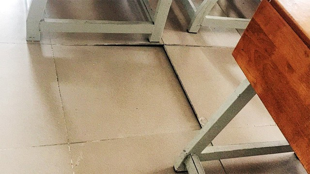 Tại sao sàn gạch lại bong tróc?