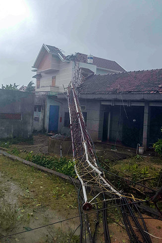 Chùm ảnh: Bão số 12 càn quét, Khánh Hòa tan hoang chưa từng thấy sau hơn 20 năm