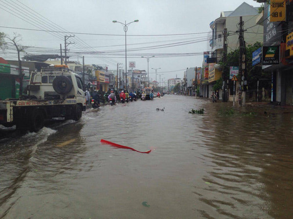 Chùm ảnh: Bão số 12 càn quét, Khánh Hòa tan hoang chưa từng thấy sau hơn 20 năm