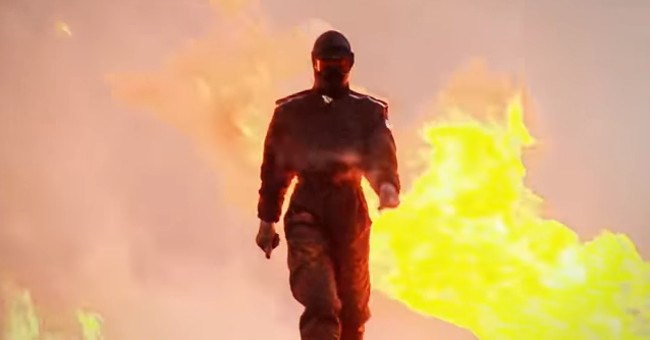 Bộ đồ giúp cô gái Nga thản nhiên bước qua các vụ nổ như siêu nhân