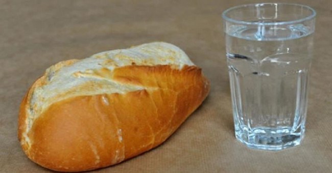 Chúng ta có thể sống sót không, nếu chỉ ăn bánh mì và uống nước lọc?