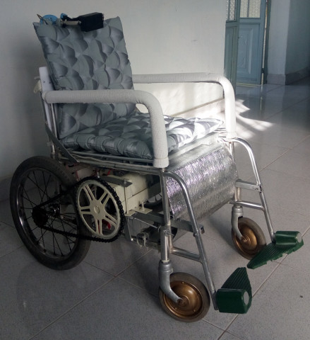 Xe lăn điều khiển bằng cái lắc đầu