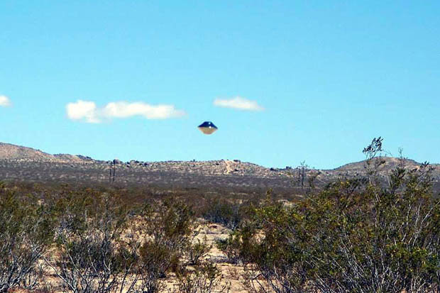 Hình ảnh rõ nét của UFO gần một căn cứ quân sự