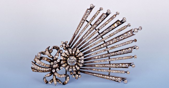 Huân chương đính 300 viên kim cương bị nguyền rủa: ai sở hữu cũng gặp bi kịch!