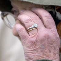 Nguồn gốc viên kim cương trên chiếc nhẫn đính hôn của Nữ hoàng Elizabeth