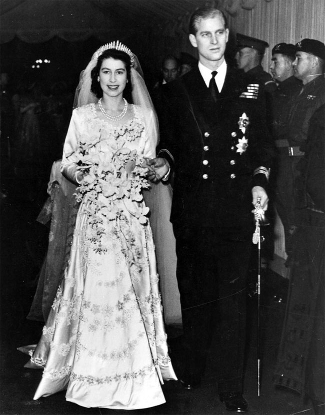 Nguồn gốc viên kim cương trên chiếc nhẫn đính hôn của Nữ hoàng Elizabeth