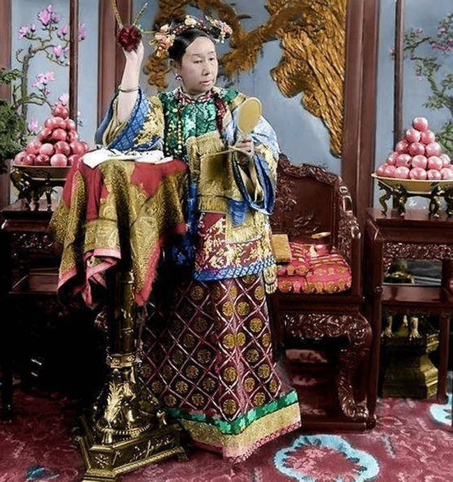 Cuộc sống xa hoa tột bậc của Từ Hy Thái Hậu: Ăn 120 sơn hào hải vị mỗi bữa, có riêng một tuyến đường sắt đi lại trong cung