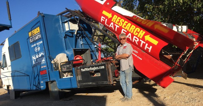 "Nhà khoa học" bay với tên lửa để chứng minh... Trái đất phẳng