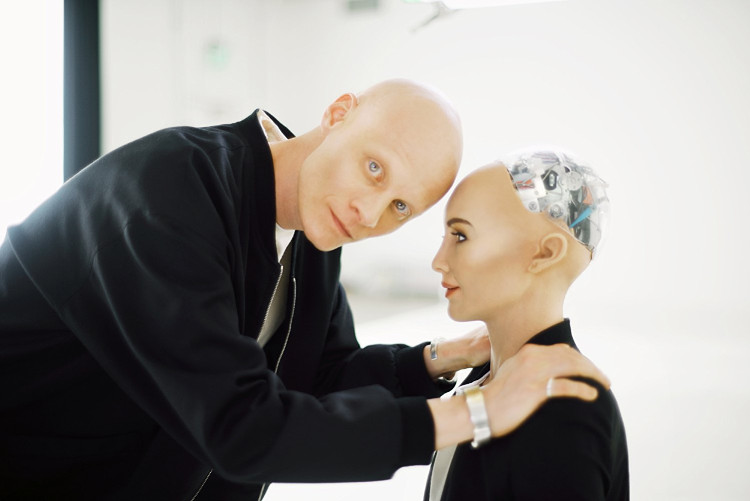 Robot Sophia bên cha đẻ của mình.