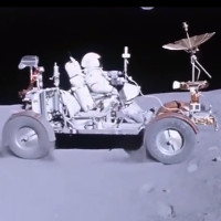 Video: Phi hành gia NASA lái xe trên Mặt Trăng năm 1972