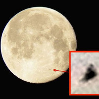 NASA chụp được ảnh UFO quay quanh Mặt trăng