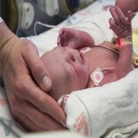 Mỹ chào đón em bé đầu tiên sinh ra từ bà mẹ được ghép tử cung