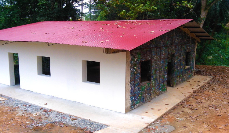 Độc đáo ngôi làng chai nhựa đầu tiên trên thế giới