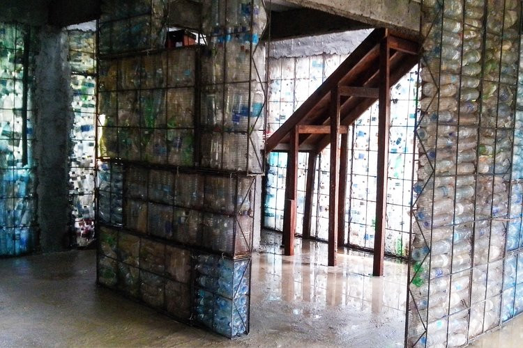 Độc đáo ngôi làng chai nhựa đầu tiên trên thế giới