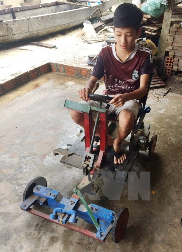 Thừa Thiên-Huế: Học sinh lớp 9 chế tạo xe ôtô chạy bằng điện
