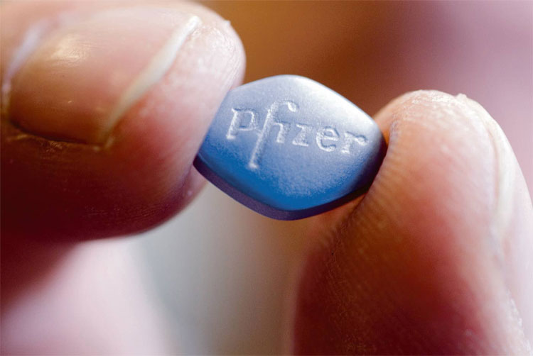 Đàn ông cả làng luôn rạo rực vì suốt ngày hít khói Viagra