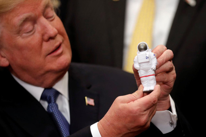 Ông Trump quyết tâm đưa người Mỹ trở lại Mặt trăng
