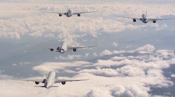 Hỗn hợp nước và glycol sẽ được phun lên máy bay trước khi cất cánh.