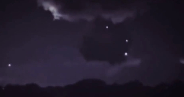 Chấm sáng cạnh đám mây giông nghi UFO thu năng lượng bão