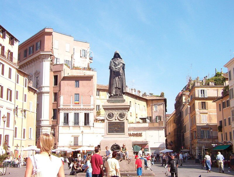 Bức tượng Giordano Bruno tại quảng trường Campo dei Fiore, Roma.