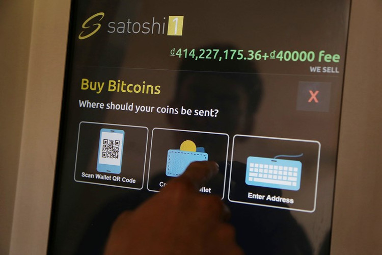 Cận cảnh giao dịch bitcoin bằng máy ATM tại TP.HCM