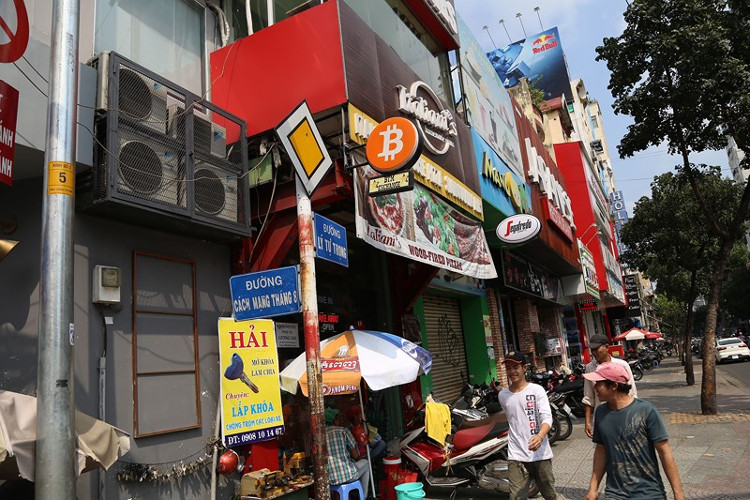 Cận cảnh giao dịch bitcoin bằng máy ATM tại TP.HCM